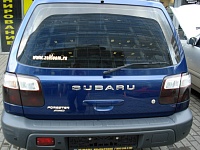 Subaru Forester - тонирование стоп сигналов и отличное сочетание белого цвета поклеенных дисков капота и крыши с родной синей краской. 