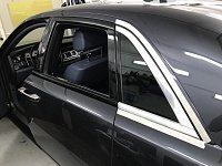 Rolls-Royce Ghost оклейка (изношеных реагентами) хромированных молдингов, вокруг окон, черной глянцевой пленкой KPMF AIREALEASE серия K88021. Цена 6000 рублей. Тонирование задней полусферы ( без передних окон) Llumar 5%. Цена - 6500 рублей