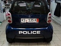 При помощи пленки Smart превращается в полицейскую машину.