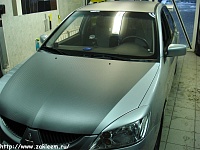 Пленка цвета серого карбона отлично смотреться на Mitsubishi Lancer.