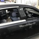 Rolls-Royce Ghost оклейка (изношеных реагентами) хромированных молдингов, вокруг окон, черной глянцевой пленкой KPMF AIREALEASE серия K88021. Цена 6000 рублей. Тонирование задней полусферы ( без передних окон) Llumar 5%. Цена - 6500 рублей