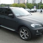 BMW X5 тонирование оптики и замена цвета при помощи пленки 3D с текстурой карбона (черный граффит)