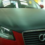 Audi A3. Теперь имеет карбоновый капот, спойлер и боковые стойки возле стекла при помощи пленки серии DI-NOC от компании 3M.