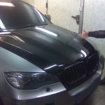 BMW X6 оклейка капота черной глянцевой пленкой