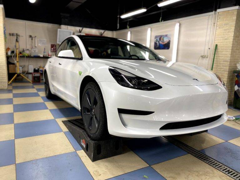 Антигравийная защита передней части Tesla Model 3